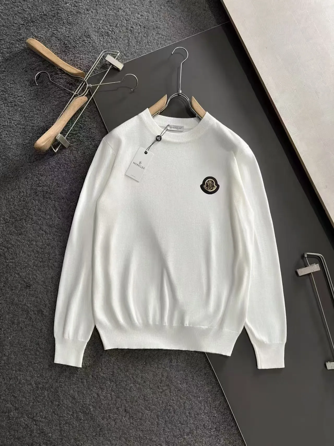 P110，〖 𝐌𝐎𝐍𝐂𝐋𝐄𝐑~ 〗💥 New Arrival ～ Classic 。 ， ， ， ， ， 。 ， Versatile Hot Sale✨✨ ！ ！ ：Black White Size：M L XL XXL 3XL( 200 )